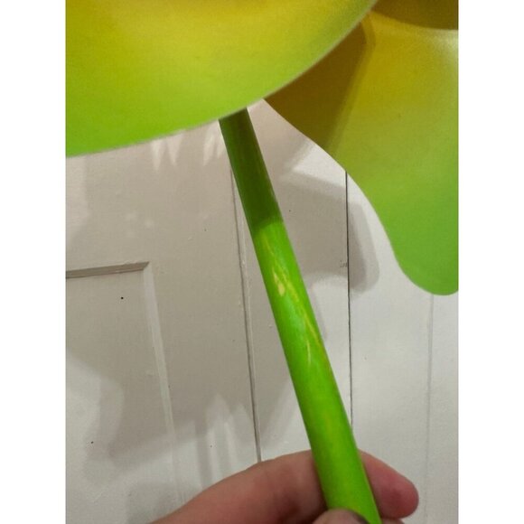 Large yellow and green whirly garden decor - Picture 9 of 12